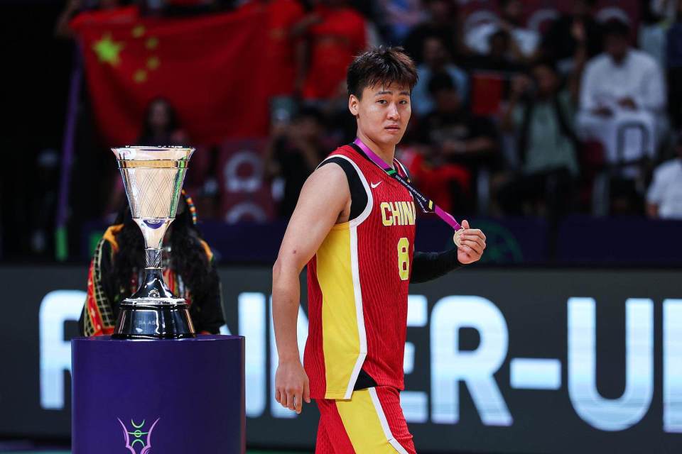 承担起队长, 利亚男篮在 承担起队长, 利亚男篮在