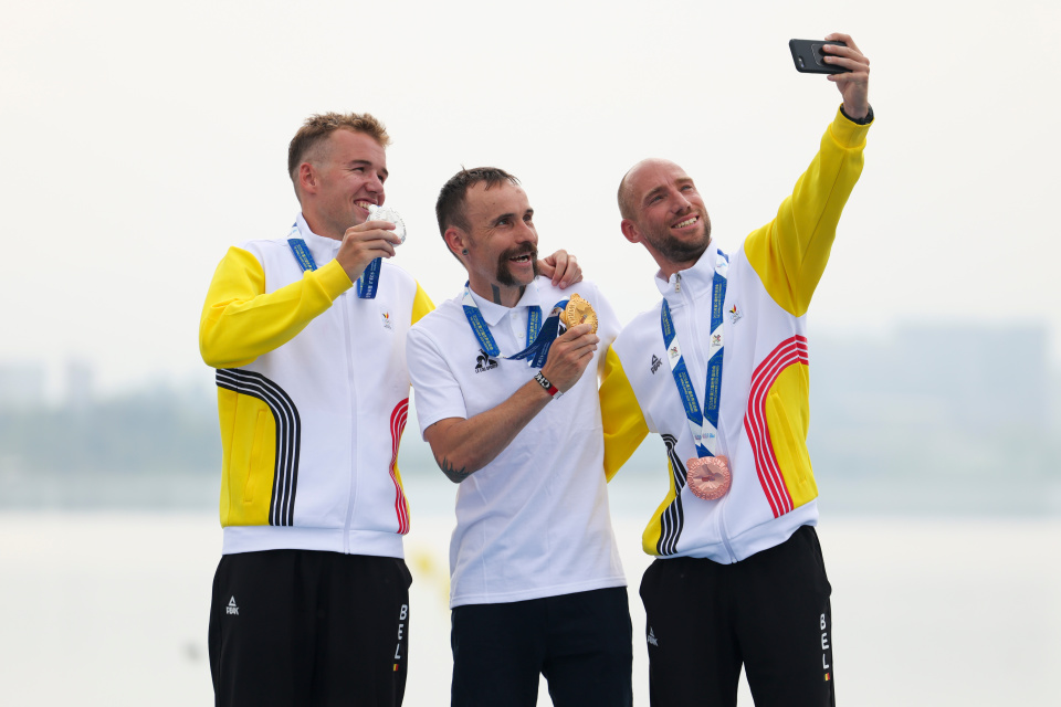 新华社记者, Mm 新华社记者, Mm